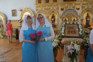 Это фото на Вознесение Господне, нас посвящали во вторую ступень сестер милосердия (я слева)